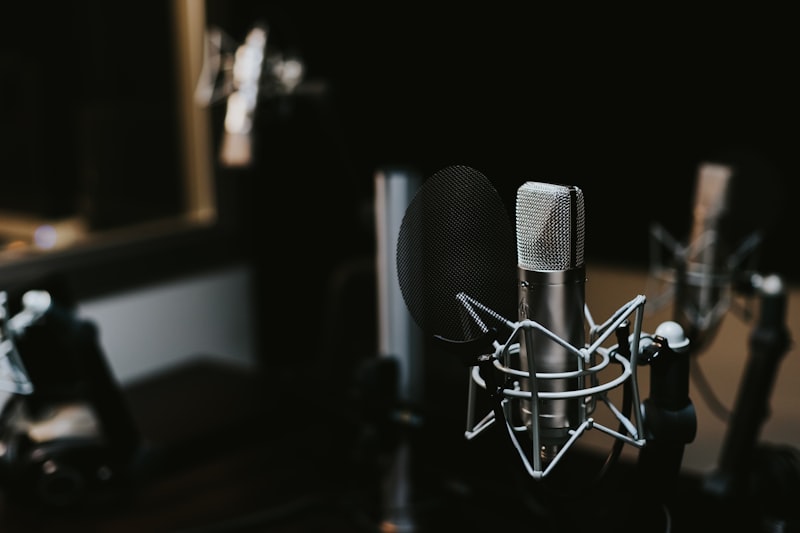Studio di registrazione con microfono a braccio e cuffie